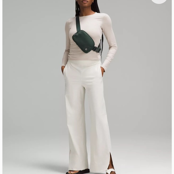 NWT Everywhere Belt Bag 1L Olive green - Picture 3 of 3